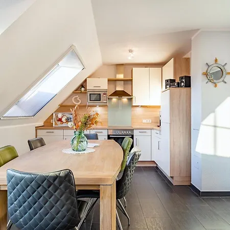 Kuestenzeit, Obergeschoss Mit Balkon *